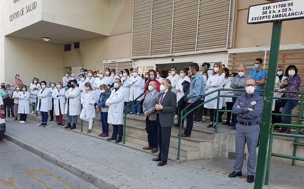 Concentración en el Centro de Salud Zaidín Sur en homenaje de la enfermera fallecida.