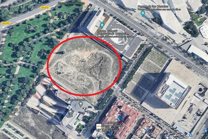 En círculo rojo, la parcela cedida, entre el Parque Tico Medina y el Cubo, y junto al Centro Cultural Caja Granada.