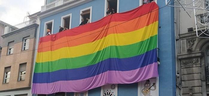 Detalle de la bandera arcoíris desplegada tras la eliminación de los símbolos LGTBI.