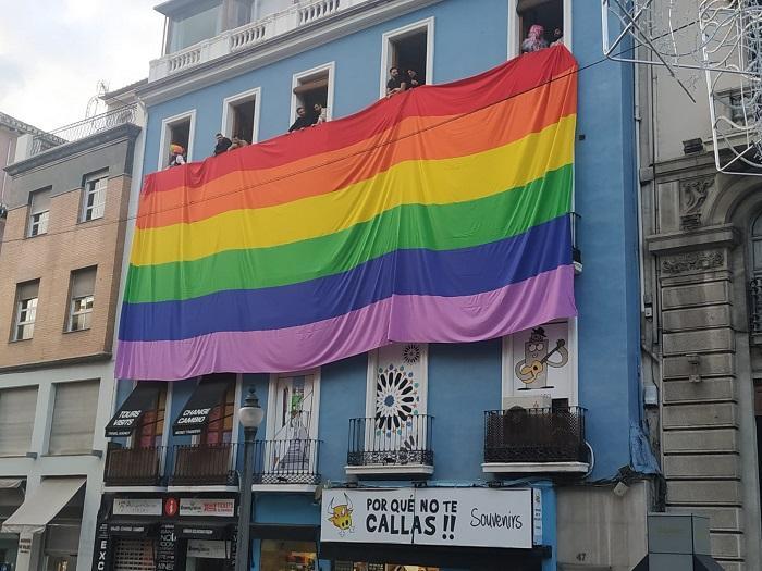 Imagen de la gran bandera arcoíris desplegada el año pasado al retirar los símbolos LGTBI el bipartito.