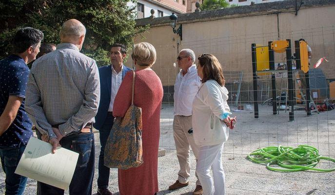El alcalde, durante una visita a la plaza.