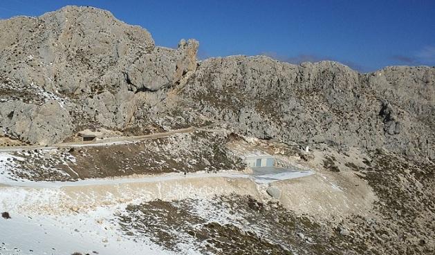 La Cueva del Agua se ubica en un espectacular paraje, a 1.730 metros de altitud, en la base del Cerro del Asno, en Sierra Arana.