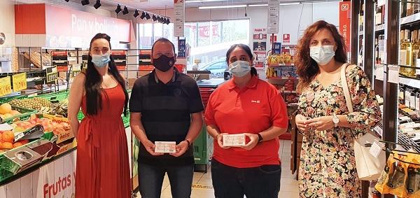 El alcalde y la concejala de Bienestar con las representantes del establecimiento.