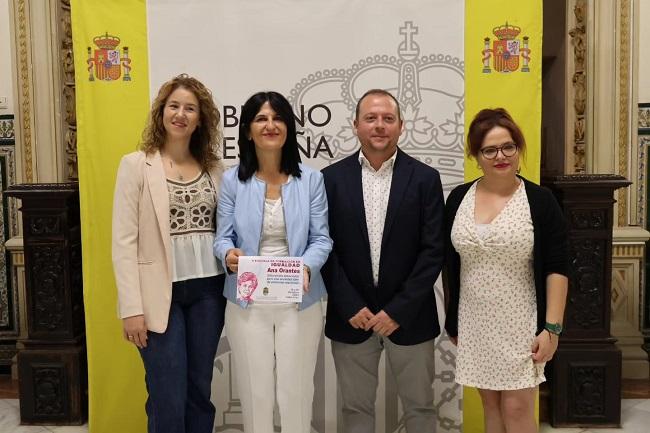 El alcalde de Cúllar Vega junto a la subdelegada del Gobierno en Granada en una imagen de archivo.