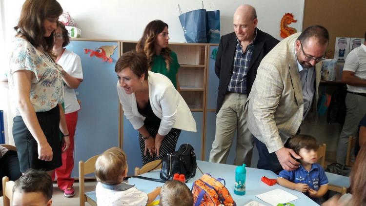 La delegada de la Junta con el alcalde de Armilla y el delegado de Educación. La delegada de la Junta con el alcalde de Armilla y el delegado de Educación.