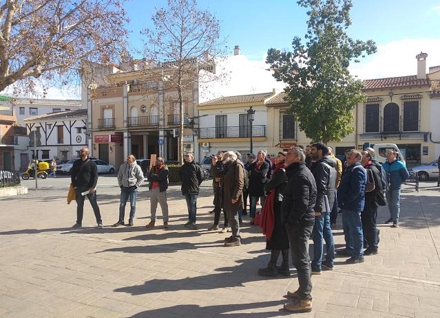 Asistentes al curso atienden las explicaciones en una plaza de Ogíjares. 