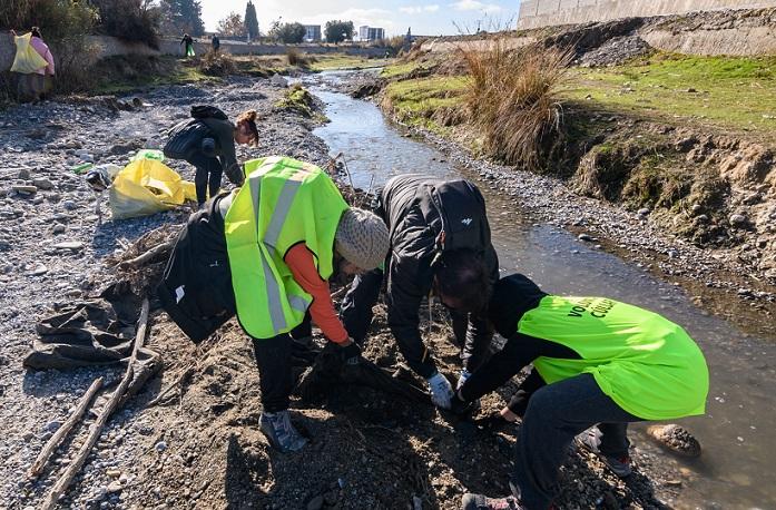 Voluntarios en una anterior jornada de limpieza del río Dílar. 