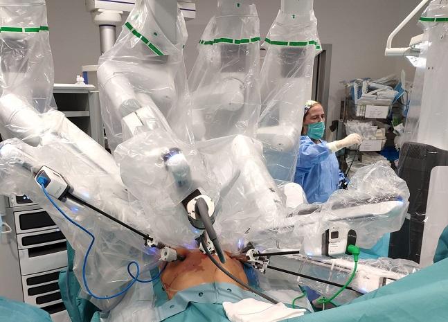 Desde el pasado 11 de junio se ha intervenido con el robot Da Vinci a una docena de pacientes con patologías ginecológicas, urológicas y torácicas