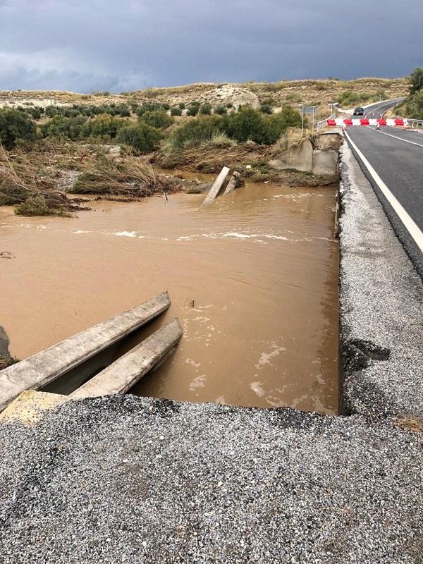Daños en la carretera que une Baza con Benamaurel. Daños en la carretera que une Baza con Benamaurel.