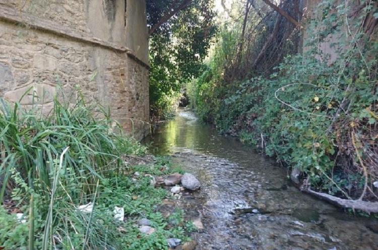 Río Darro desde el comienzo de la Carrera que lleva su nombre.