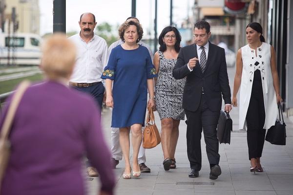 Paqui Granados y Teresa Sanz, con sus abogados, el día de su declaración.