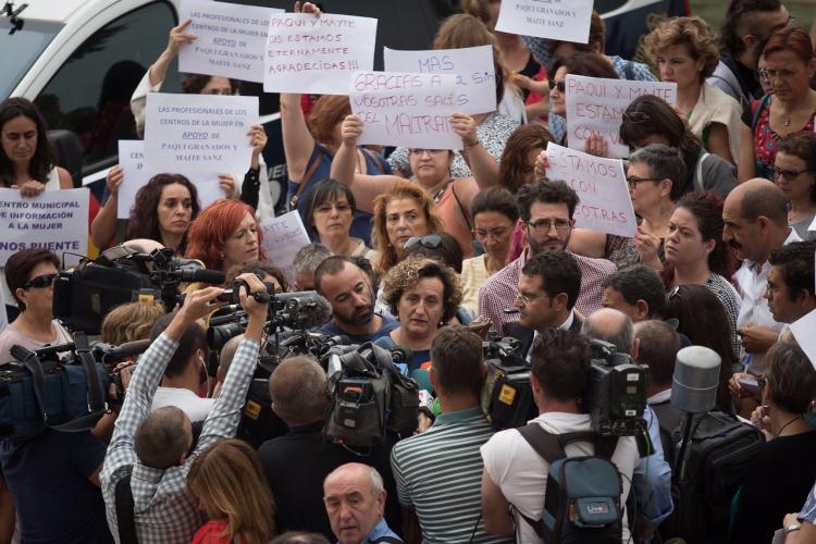 Francisca Granados atiende a los periodistas a su salida de los Juzgados tras su declaración en septiembre.