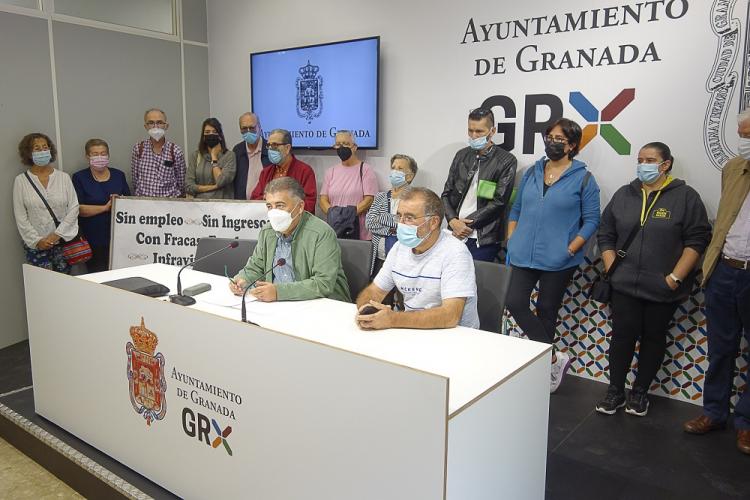 El Defensor de la Ciudadanía de Granada con el párroco de La Paz y vecinos de la Zona Norte.