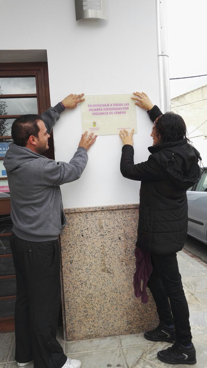 Colocación de la placa en homenaje a las victimas de la violencia de género.