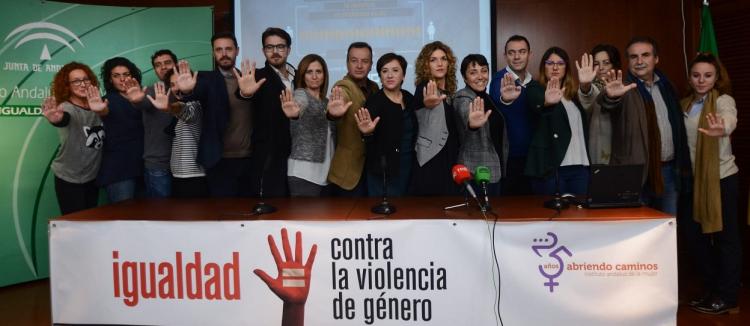 Los delegados y delegadas de la Junta y periodistas en la presentación de la campaña contra la violencia de género.