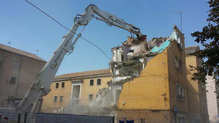 Trabajos de demolición esta tarde de jueves en Santa Adela. 