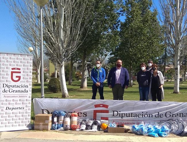 Entrega del material deportivo.