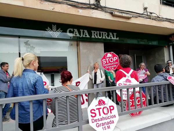 Protesta ante la Rural para exigir la suspensión del lanzamiento.