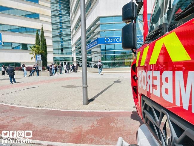 El edificio ha sido desalojado en prevención mientras se retiraba el humo.
