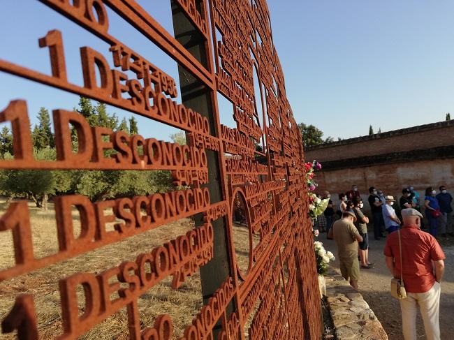 Detalle del Memorial a las víctimas del franquismo en el cementerio de Granada.