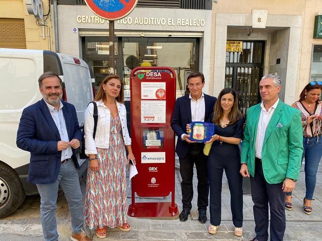 Instalación del nuevo desfibrilador en el Realejo.