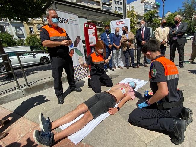 Simulacro durante la presentación de los desfibriladores.