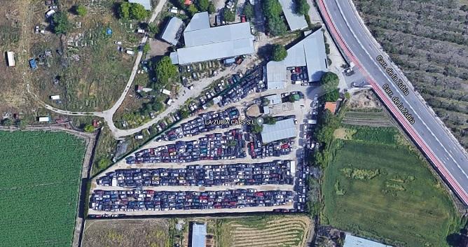 Instalaciones del desguace que lleva décadas ubicado en la Carretera de La Zubia, en plena Vega.