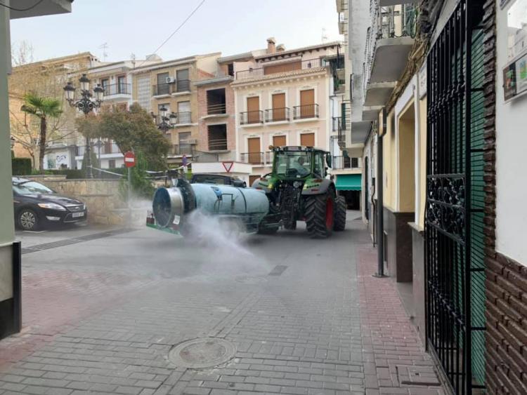 Imagen de archivo de tareas de desinfección en el municipio. Imagen de archivo de tareas de desinfección por parte de las cooperativas agrarias en el municipio durante el confinamiento.