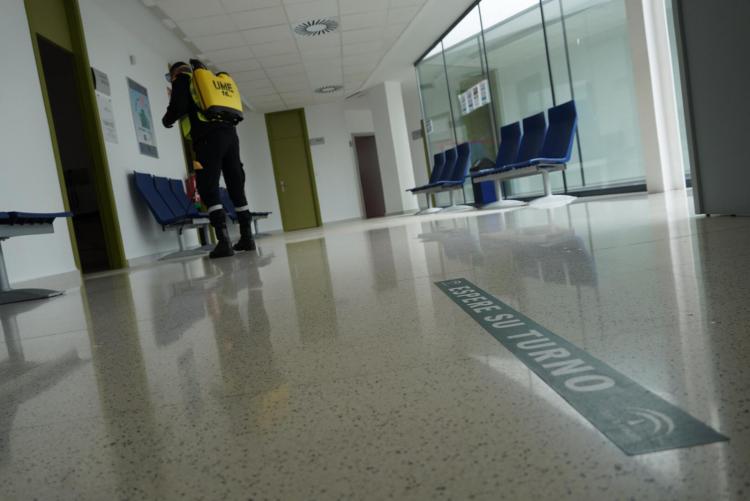 La UME en labores de desinfección del centro de salud de Láchar. La UME en labores de desinfección del centro de salud de Láchar.