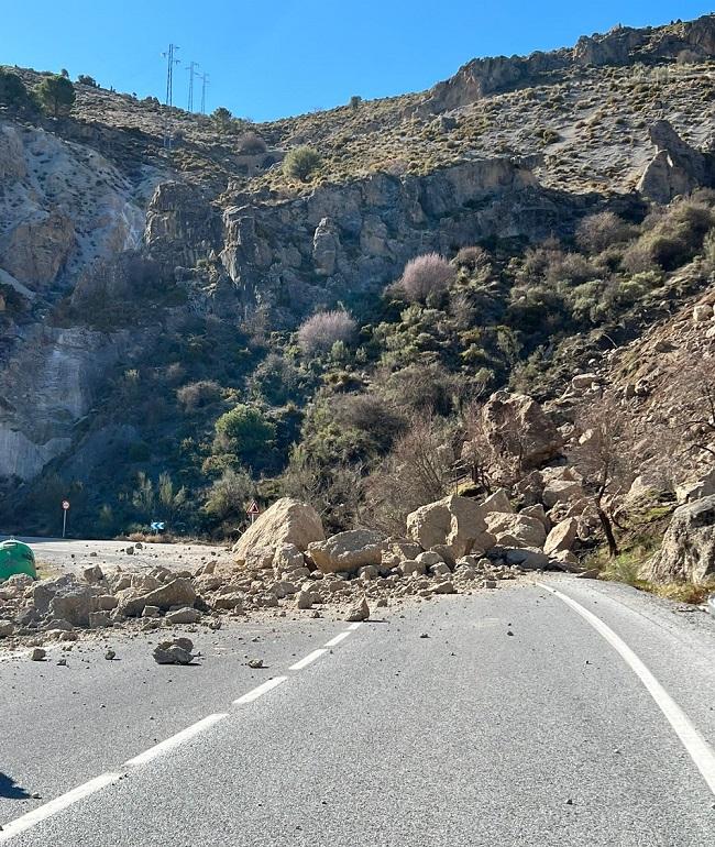 Imagen de la A-395 poco después del desprendimiento este domingo.