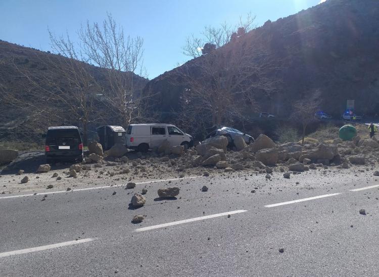 Impactante imagen con los vehículos afectados por el desprendimiento.