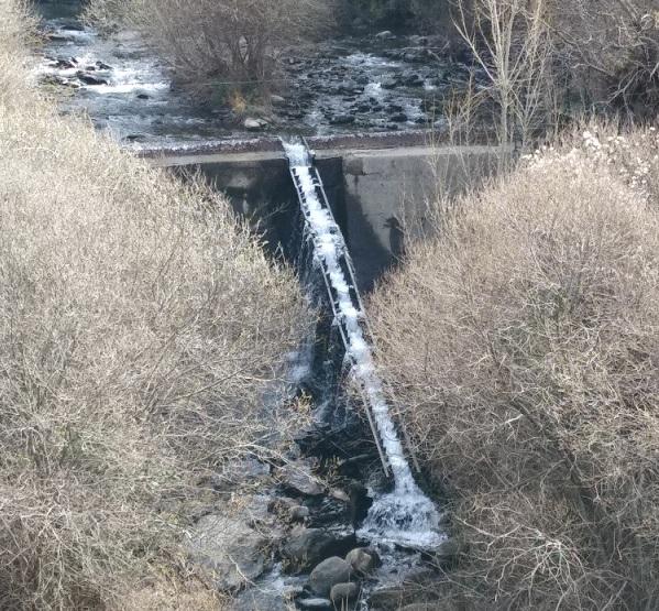 Caudal del río tras la captación de agua para la central hidroeléctrica.