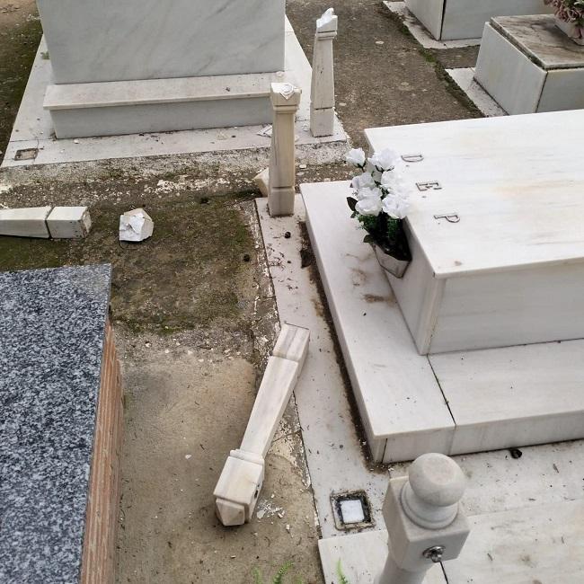 Detalle de una tumba con destrozos.