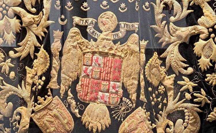 Detalle del llamado manto de los alféreces, con el escudo franquista, en una imagen de este lunes.