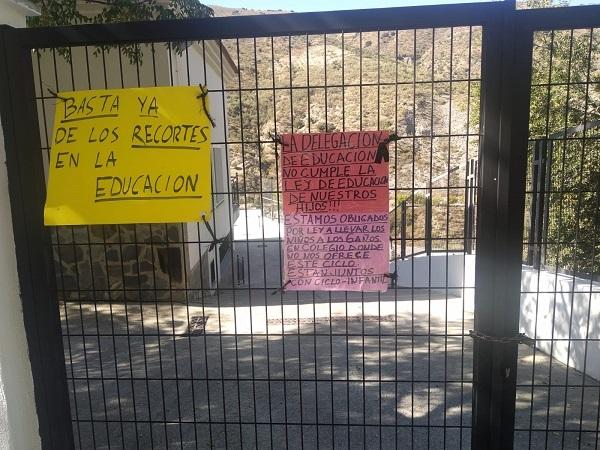 Detalle de pancartas en Torvizcón en defensa de la escuela pública rural.