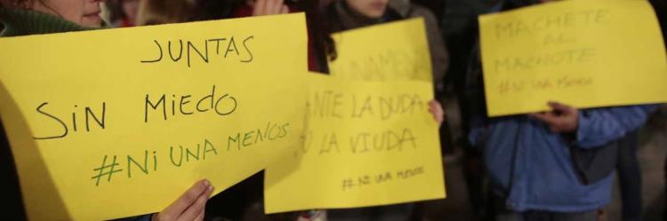 Detalle de los mensajes contra la violencia machista en una manifestación.