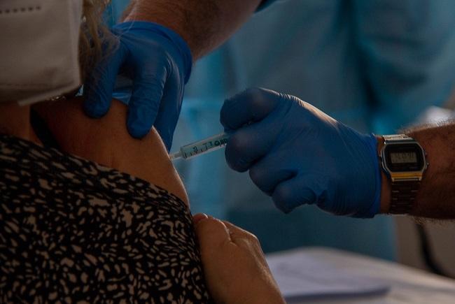 Detalle de la vacunación a una docente en Motril. Detalle de la vacunación a una docente en Motril.