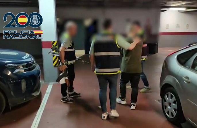 Agentes llevan a uno de los detenidos, al que también se le intervinieron armas de fuego.