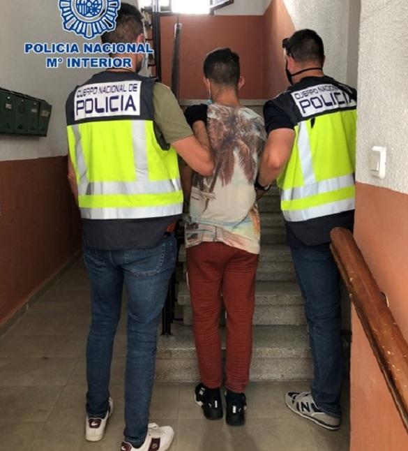 El presunto atracador, detenido por los agentes.