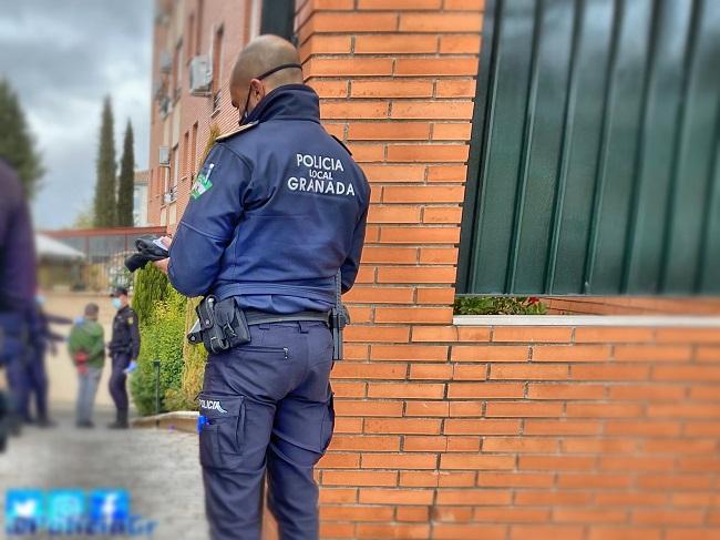 Imagen de los agentes con el autor del crimen machista ya detenido.
