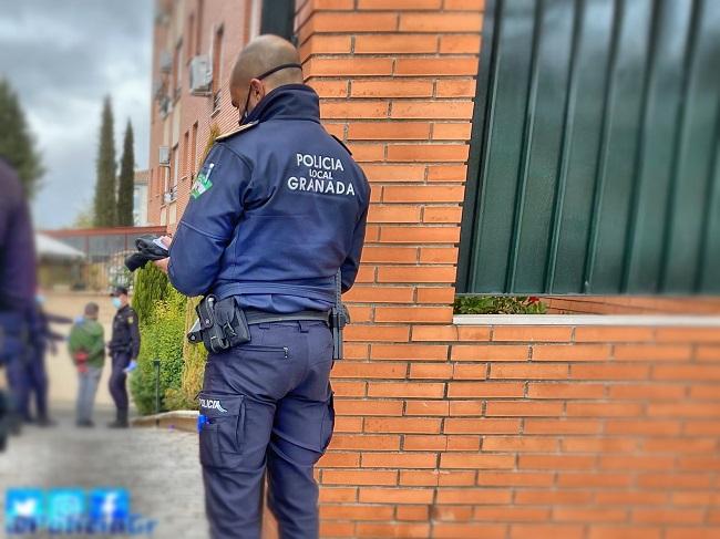 Imagen de los agentes con el autor del crimen machista ya detenido.