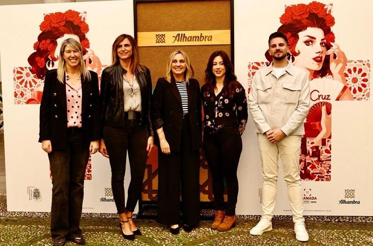 Presentación del cartel del Día de la Cruz, con su autora, Belén Ortega, junto a Iván Centenillo. 