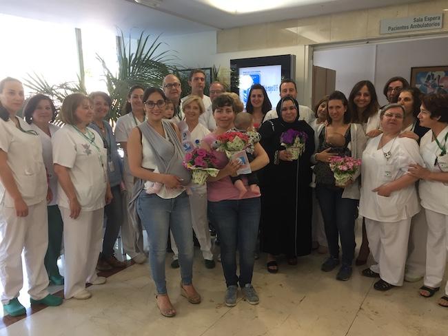 Madres donantes y profesionales del Virgen de las Nieves, en la jornada de hoy.