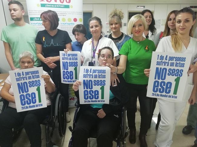 Pacientes, familiares y profesionales sanitarios, en el encuentro.