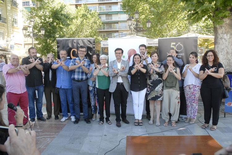 El alcalde ha encabezado la representación política e institucional para respaldar a la Agrupación de Personas Sordas de Granada.