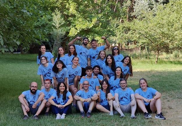 Participantes y monitores en el campamento de verano.