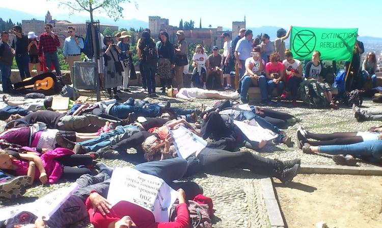 Activistas simulan estar muertos en el Mirador de San Nicolás. 