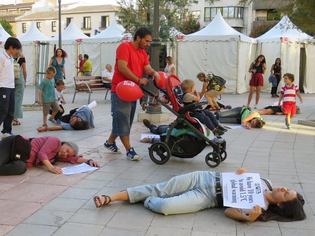 Miembros de Extinction Rebellion, en el suelo, ante el asombro de los transeúntes.