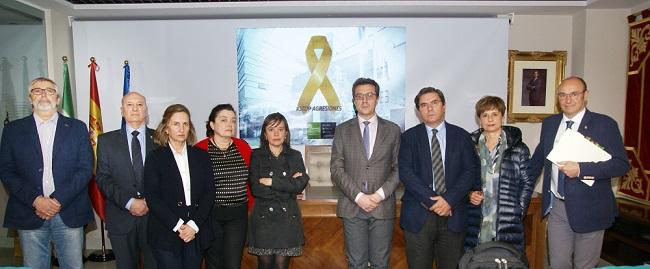 La junta directiva del Colegio de Médicos ante el lazo dorado del stop a las agresiones. La junta directiva del Colegio de Médicos ante el lazo dorado del stop a las agresiones.