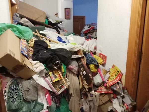 La basura impedía el normal acceso a la vivienda e incluso en algunas habitaciones se quedaba a escasos centímetros del techo.